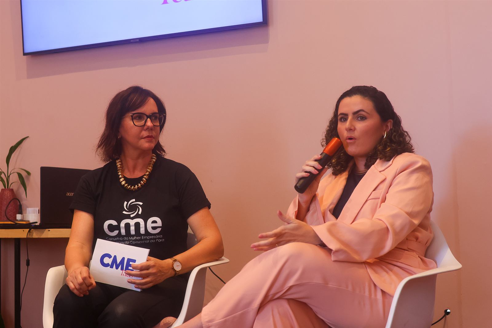 Jennifer Andrade ministrando palestra corporativa